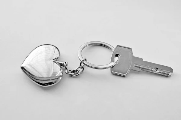 anahtar ve beyaz zemin üzerine metal kalp