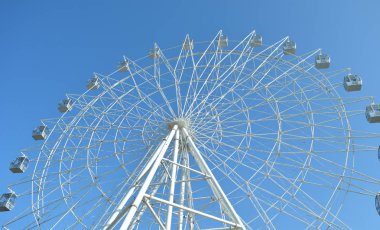 Mavi gökyüzü arka planında dönme dolap