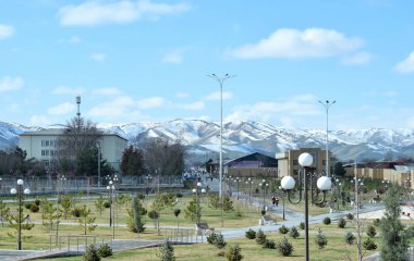Jizzakh kenti yakınlarındaki karlı tepelerin eteklerinde
