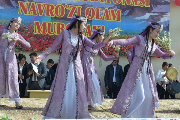 Conjunto Dança Feminina Traje Tradicional Nacional Celebração Navruz Uzbequistão — Fotografia de Stock