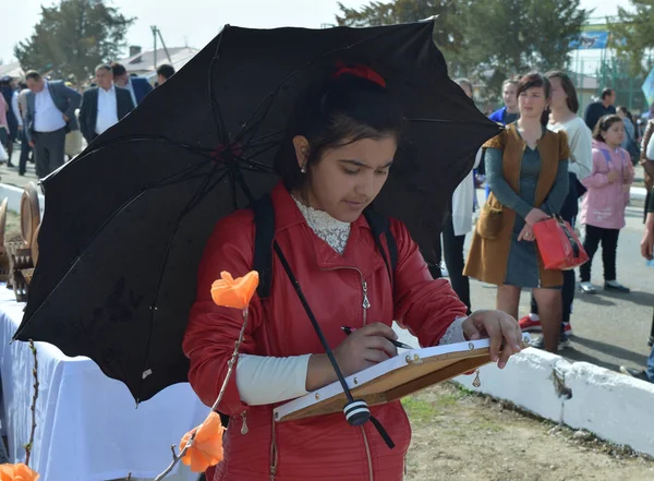 Güneş Şemsiyesi Ile Bir Kroki Çizim Bir Kız Portresi — Stok fotoğraf