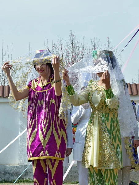 女孩在全国节日婚纱新娘在乌兹别克斯坦 — 图库照片