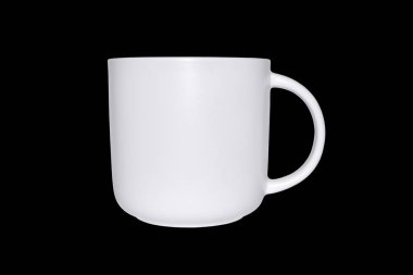 Siyah izole arkaplanda beyaz fincan