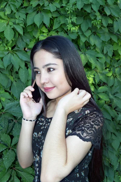 Bela Jovem Menina Aparência Asiática Falando Telefone — Fotografia de Stock