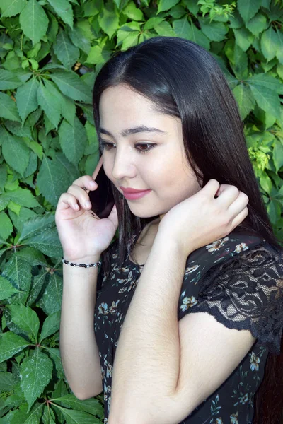 Bela Jovem Menina Aparência Asiática Falando Telefone — Fotografia de Stock