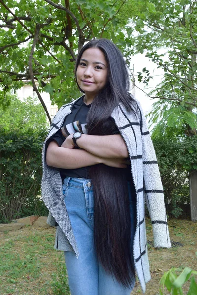 Bela Jovem Mulher Uzbequistão Com Cabelo Preto Muito Longo — Fotografia de Stock