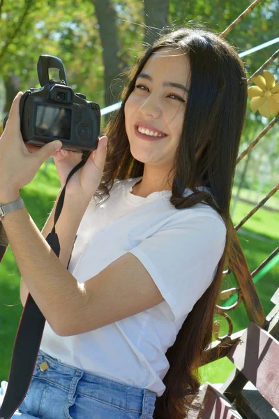 카메라를 아름다운 소녀의 모습이 — 스톡 사진