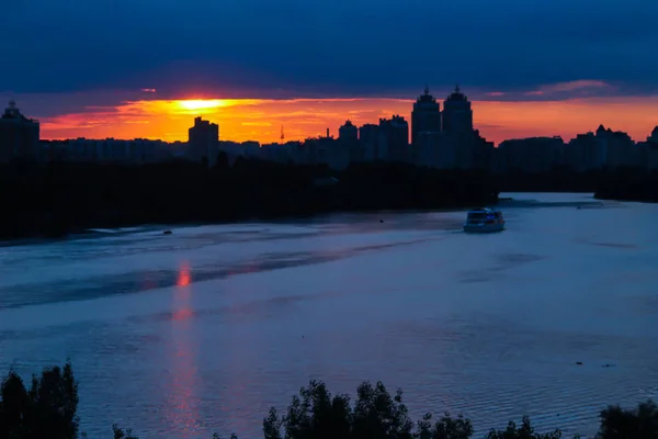 Akşam ve romantik nehir