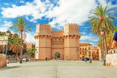 Valencia, İspanya - 9 Eylül 2018.Torres de Serranos kule Porta de Serrans İspanya