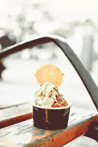 户外长凳上加华夫饼冰淇淋 — 图库照片