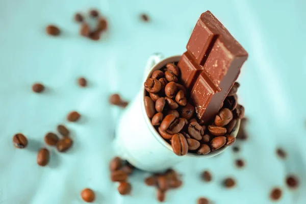 Tafel Schokolade Mit Kaffeebohnen Der Tasse Auf Hellblauem Hintergrund — Stockfoto
