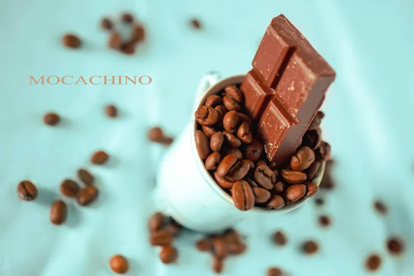 Шоколадка Кофейными Зёрнами Чашке Светло Синем Фоне — стоковое фото