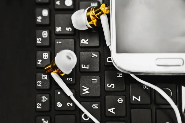 Black Keyboard Laptop White Mobile Phone Headphone — Stock Photo, Image