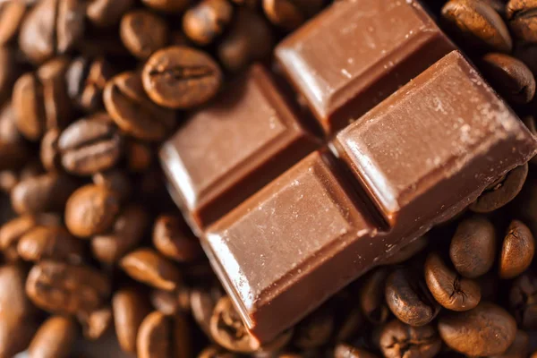 Chokladkaka Bland Kaffebönor Närbild Stockbild
