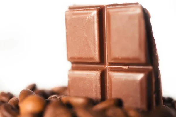白い背景の上のコーヒー豆のクローズ アップの中でチョコレート — ストック写真