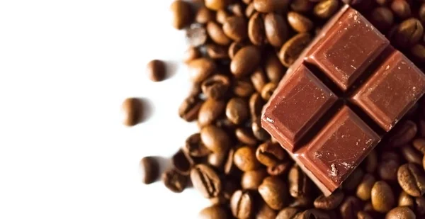 Čokoládové Tyčinky Kávová Zrna Bílém Pozadí Detail — Stock fotografie