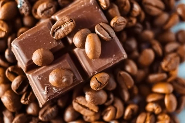 Chokladkaka Och Kaffebönor Närbild Stockfoto