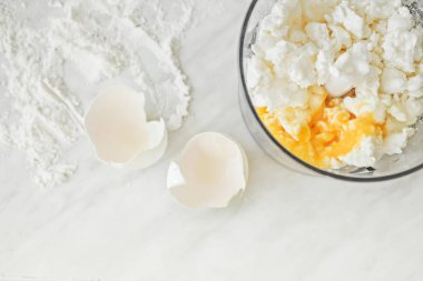 süzme peynir köfte plaka üzerinde ekşi krema ile 