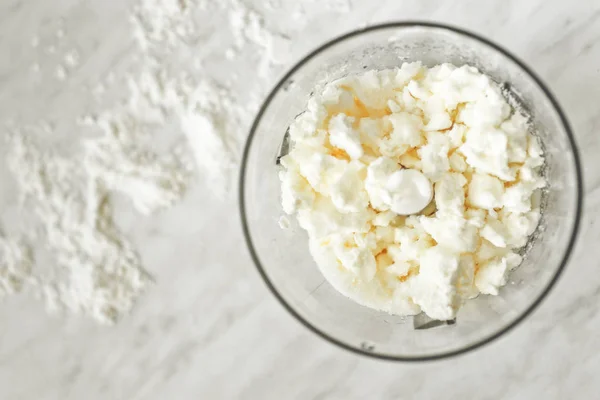 Süzme Peynir Beyaz Bir Tabloda Bir Karıştırıcıda Şekerli — Stok fotoğraf