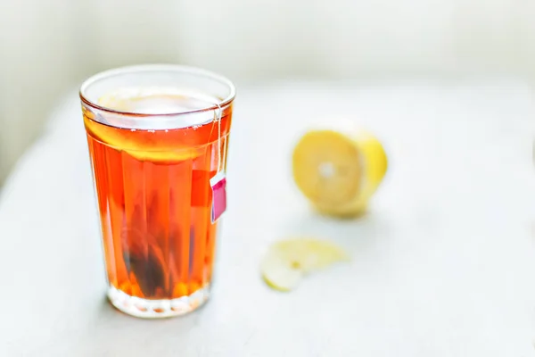 Vaso Negro Con Limón Mesa Blanca Cerca Mitad Limón Frente — Foto de Stock