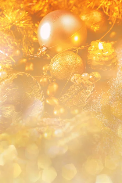 Weihnachten Hintergrund Mit Funkelnden Golddekorationen Kiefer Kugeln Kerzen Maske Konfetti — Stockfoto