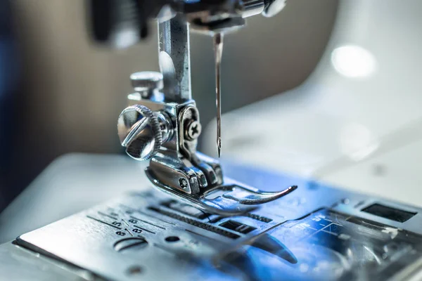 Dikiş makinesi ayağı ile iğne yakın çekim