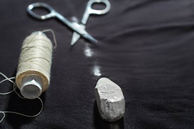 makas, chlak ve siyah kumaş iplik makarası 
