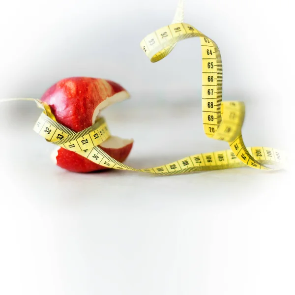 測定テープ重量損失を象徴とかまれたリンゴ — ストック写真