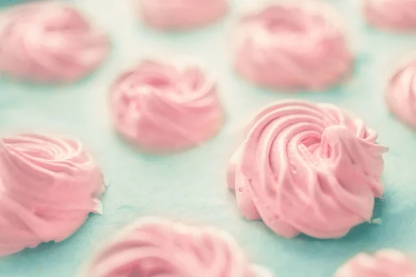 Marshmallow Rosa Sobre Papel Rastreamento Definido Através Saco Pastelaria Close — Fotografia de Stock