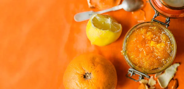 Dżem Pomarańczowy Szklanym Słoiczku Obok Pomarańczy Cytryny Pomarańczowym Tle Szczegół Obrazek Stockowy