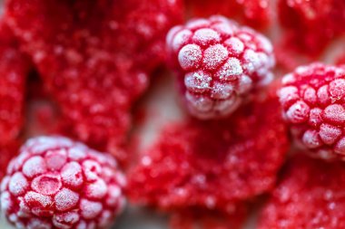 Dondurulmuş ahududu ile düz görünüm için sulu kırmızı renkli şeker yakın çekim