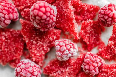 Dondurulmuş ahududu ile düz görünüm için sulu kırmızı renkli şeker yakın çekim