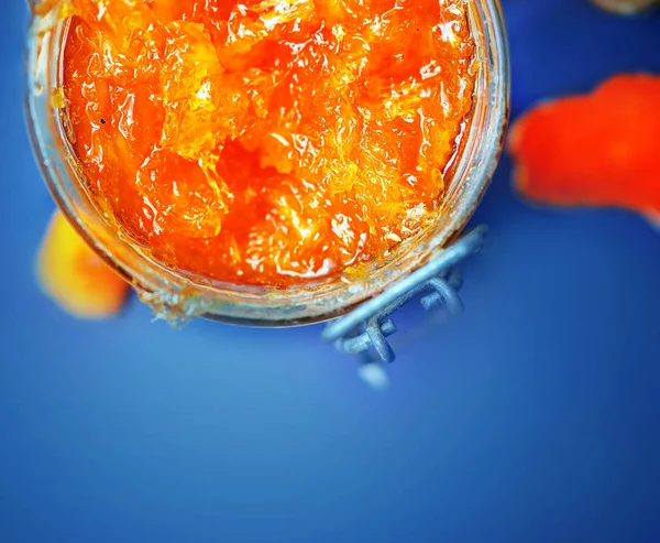 Mermelada Naranja Frasco Vidrio Sobre Fondo Azul Cerca —  Fotos de Stock