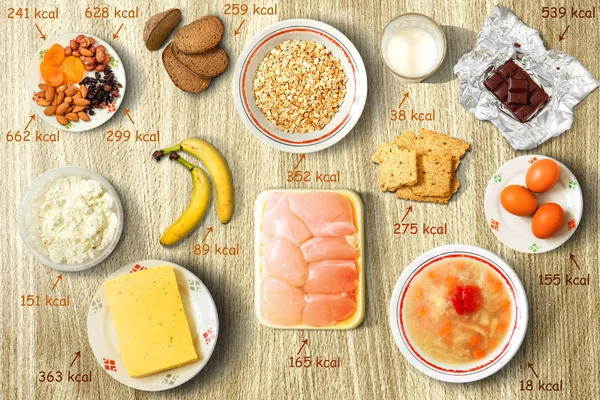 Verschillende Voedsel Voor Dieet Bij Berekening Calorieën Platte Bovenaanzicht Tafel Rechtenvrije Stockafbeeldingen
