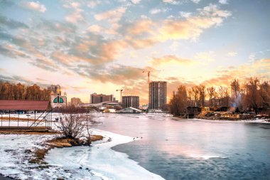 Günbatımı ve kar erime ile nehir kış manzara. Yatay görünüm, boşluk 