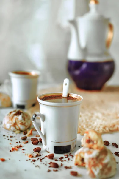 Dos Tazas Café Negro Galletas Miel Jengibre Mesa Con Granos —  Fotos de Stock