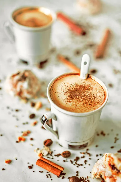 Zwei Tassen Espresso Und Ingwer Honig Kekse Auf Dem Tisch — Stockfoto