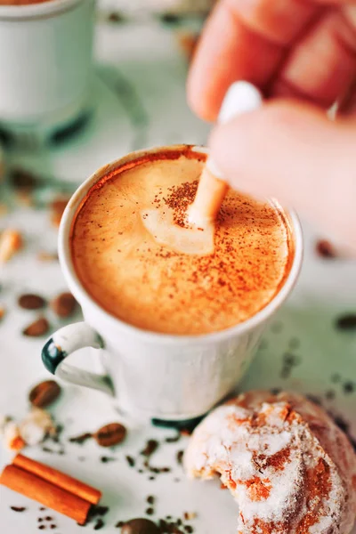 Xícara Café Expresso Colher Mão Biscoitos Mel Gengibre Mesa Vista — Fotografia de Stock