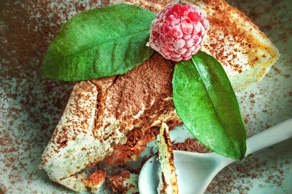 シナモンと水色のプレート スプーン クローズ アップのラズベリー チーズ ケーキ作品 水平トップ ビュー コピー スペース — ストック写真