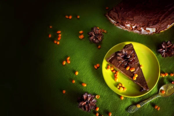 Chocoladetaart Met Boter Crème Gele Plaat Dennenappels Rond Zee Duindoorn — Stockfoto