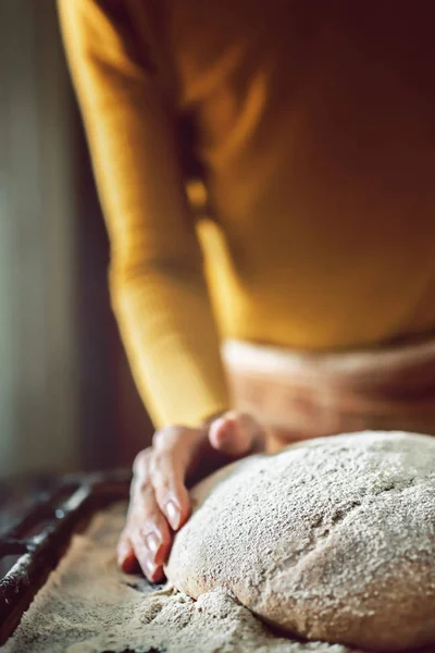 Zelfgemaakte Brood Een Bakstenen Oven Bakken Verticale Weergave — Stockfoto