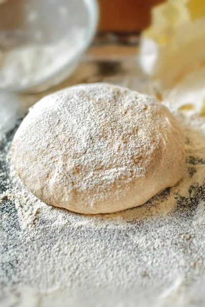 Bütün tahıl unu hamur un, arka planda elek. Dikey Görünüm, baş-uzay.