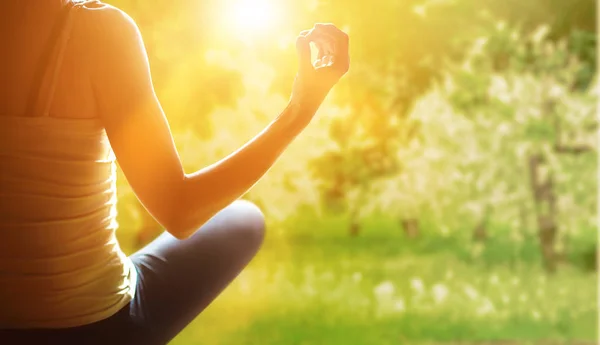 Kadın açık havada doğa arasında derin derin düşünür. Yatay görünüm, boşluk