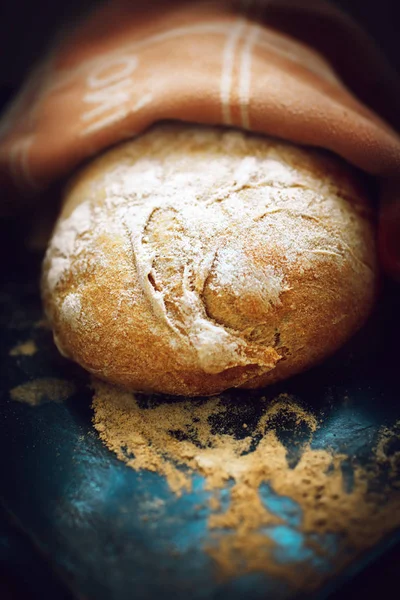 Ciabatta Sadece Mutfak Havlusu Ile Kaplı Pişmiş Sayfadaki Pişmiş Dikey — Stok fotoğraf