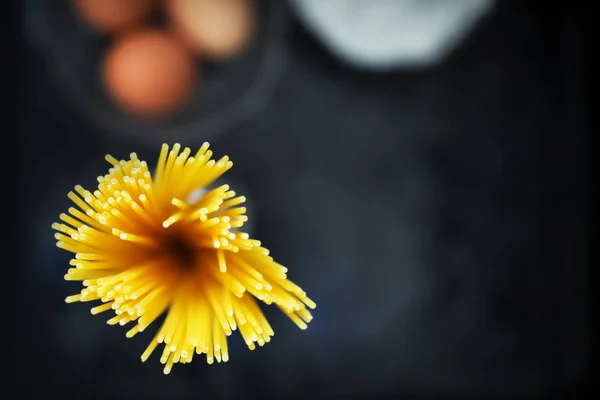 Pasta Fondo Nero Con Uova Fondo Farina Vista Piano Superiore — Foto Stock