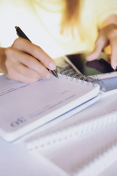 La mujer está escribiendo en el cuaderno —  Fotos de Stock