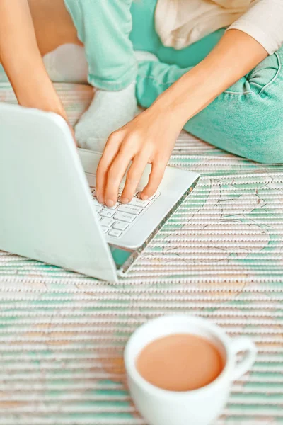 Kobieta pracująca na laptopie w domu. — Zdjęcie stockowe