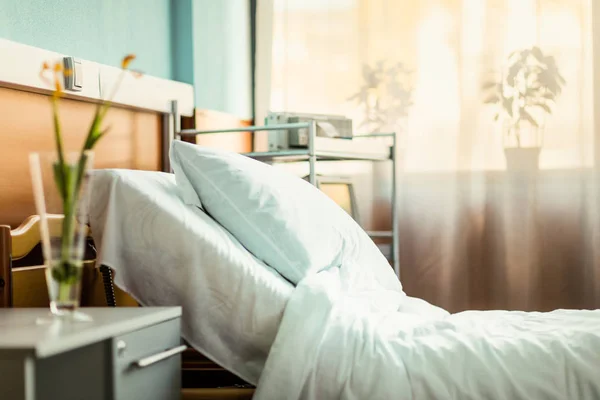 Seitenansicht Des Leeren Krankenhausbettes Der Klinik Kammer Mit Blumenvase Auf — Stockfoto