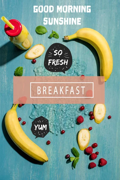 taze muz smoothie şişeyle ve çilek ile 