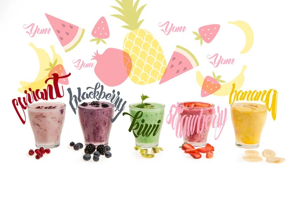 Vista de perto de copos com smoothies frescos feitos de groselha, amora, kiwi, morango, banana, isolado em branco com ilustrações — Fotografia de Stock